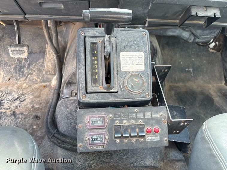 image for item DX5615 2000 Chevrolet C6500 bucket truck