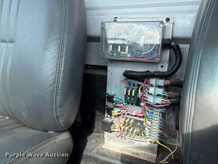 image for item DX5615 2000 Chevrolet C6500 bucket truck