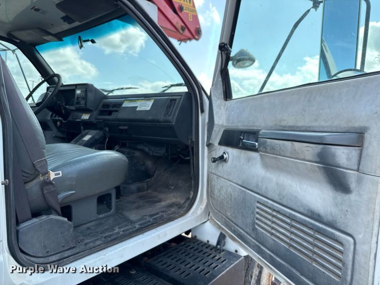 image for item DX5615 2000 Chevrolet C6500 bucket truck