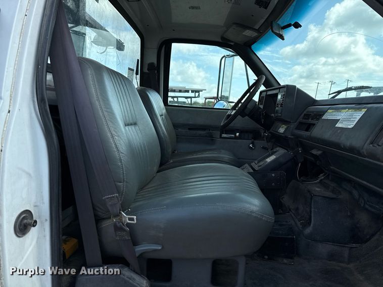 image for item DX5615 2000 Chevrolet C6500 bucket truck
