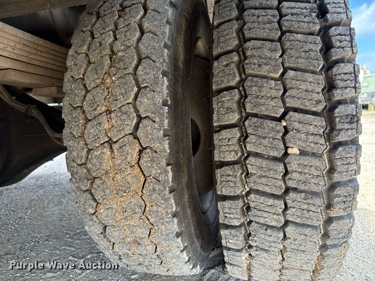 image for item DX5615 2000 Chevrolet C6500 bucket truck