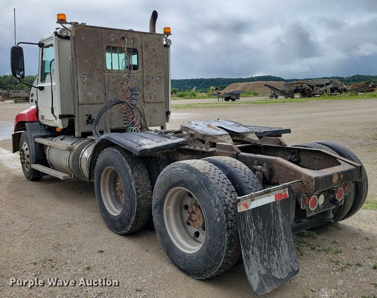 image for item DX7102 2006 Mack Vision CX600 semi truck