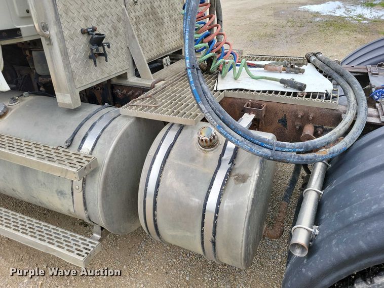 image for item DX7102 2006 Mack Vision CX600 semi truck