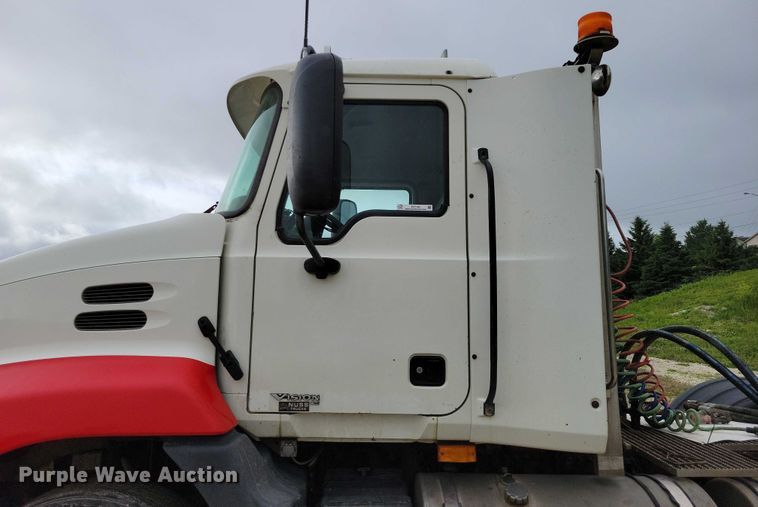 image for item DX7102 2006 Mack Vision CX600 semi truck