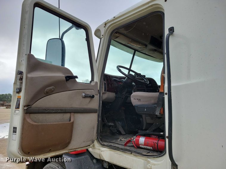 image for item DX7102 2006 Mack Vision CX600 semi truck