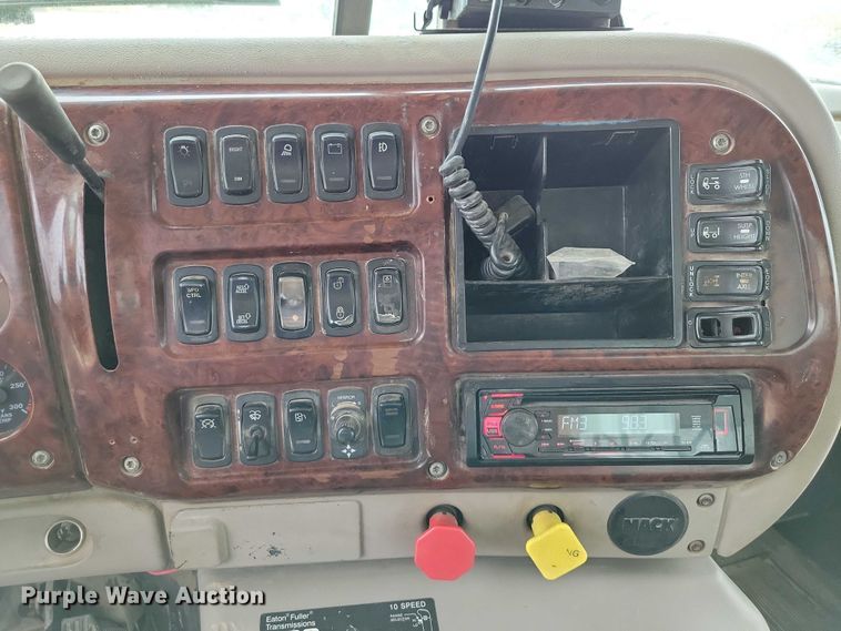 image for item DX7102 2006 Mack Vision CX600 semi truck