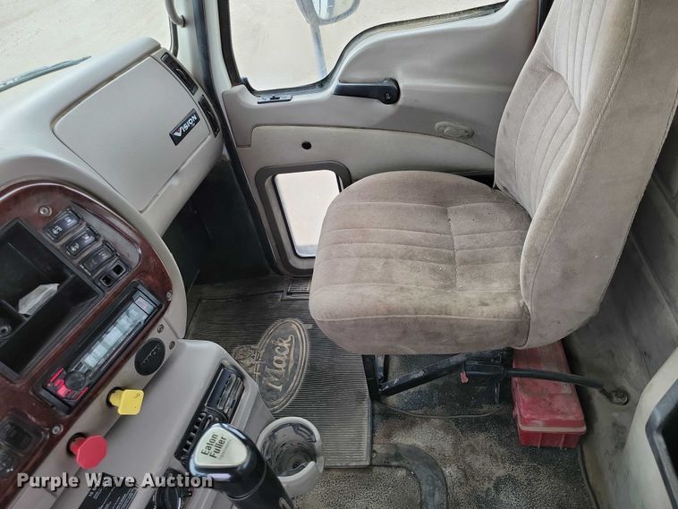 image for item DX7102 2006 Mack Vision CX600 semi truck