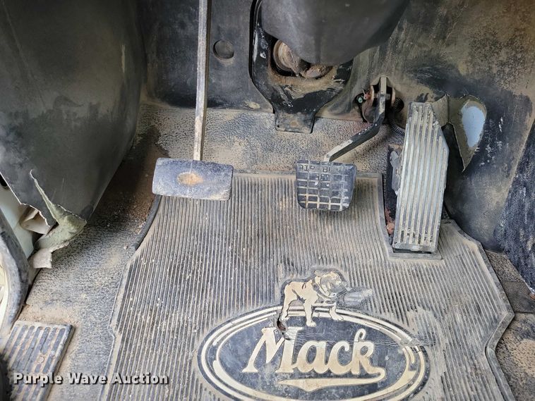 image for item DX7102 2006 Mack Vision CX600 semi truck