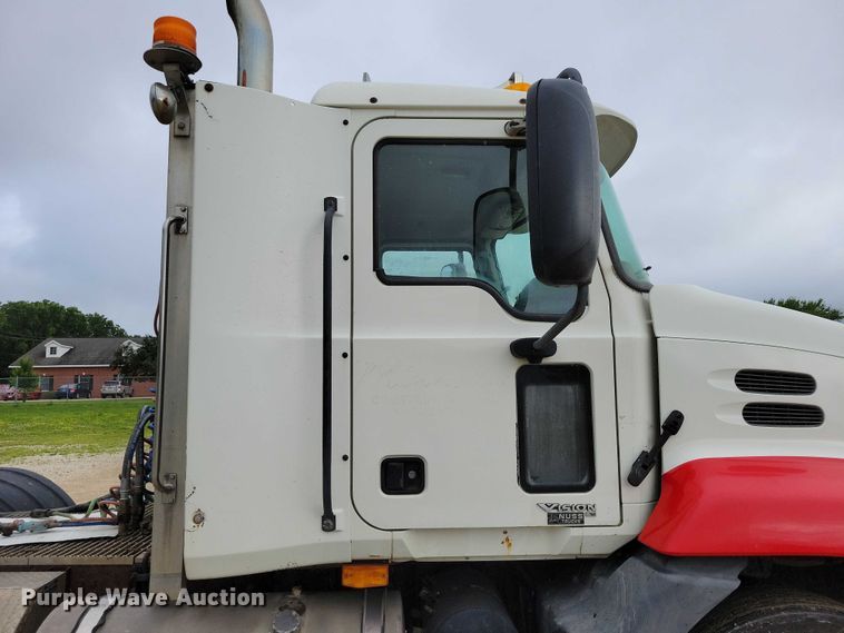 image for item DX7102 2006 Mack Vision CX600 semi truck