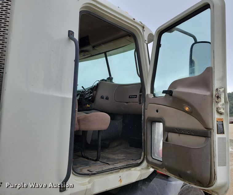 image for item DX7102 2006 Mack Vision CX600 semi truck