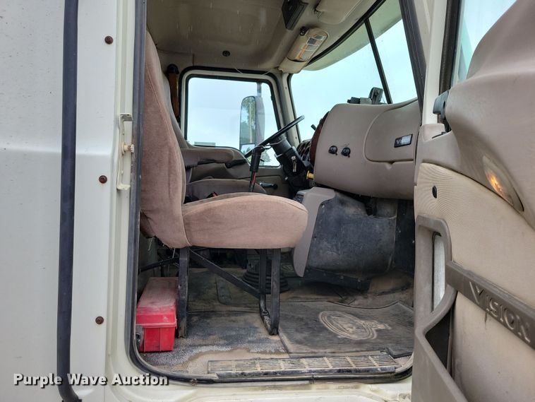 image for item DX7102 2006 Mack Vision CX600 semi truck