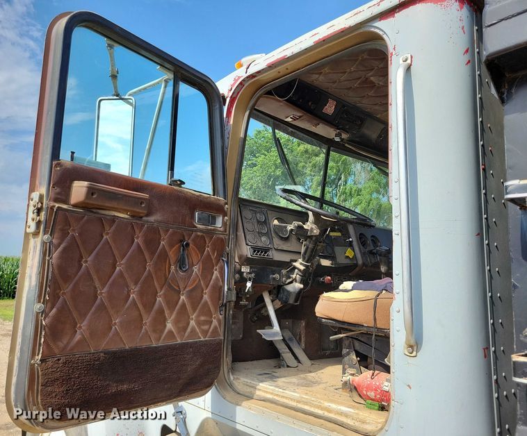 image for item DX7141 1987 International F9370 dump truck