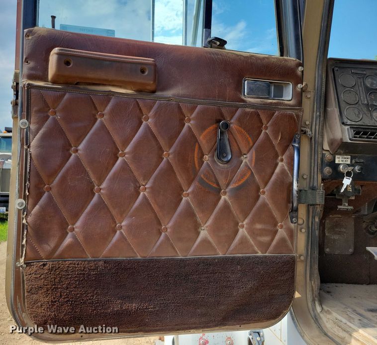 image for item DX7141 1987 International F9370 dump truck