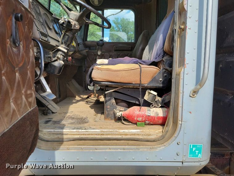 image for item DX7141 1987 International F9370 dump truck