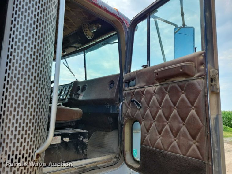 image for item DX7141 1987 International F9370 dump truck