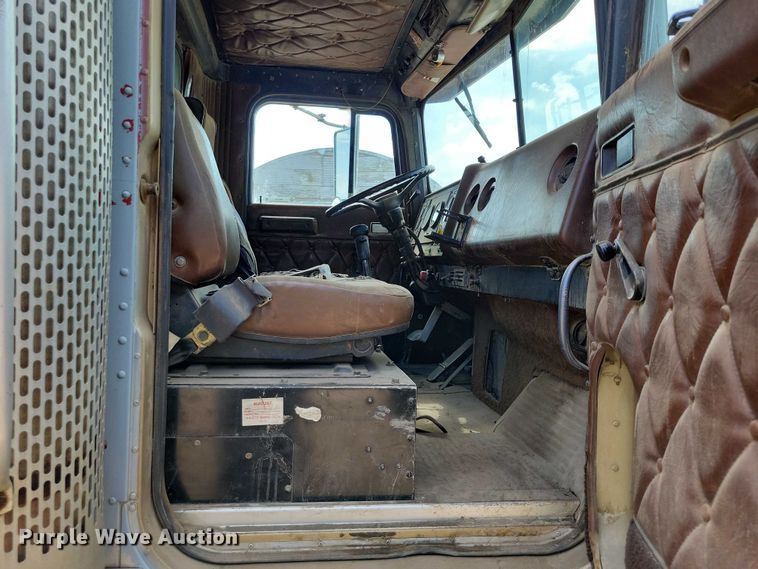 image for item DX7141 1987 International F9370 dump truck