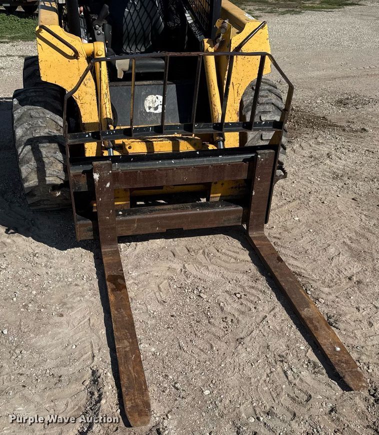image for item DY0244 2003 John Deere 250 skid steer loader