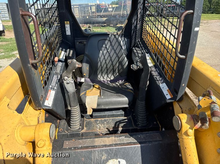 image for item DY0244 2003 John Deere 250 skid steer loader