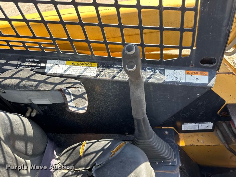 image for item DY0244 2003 John Deere 250 skid steer loader