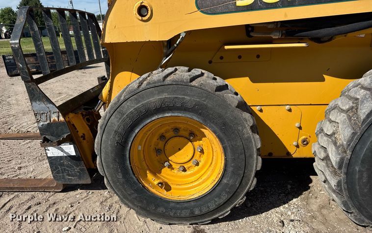 image for item DY0244 2003 John Deere 250 skid steer loader