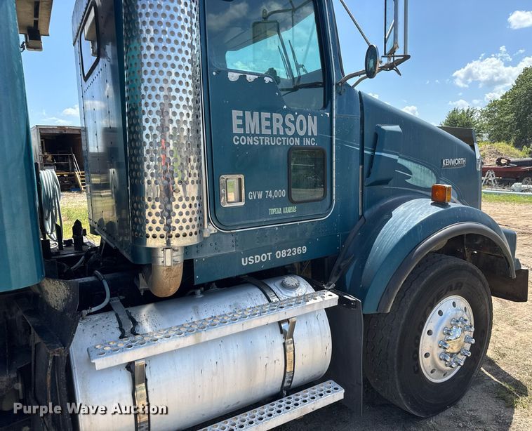 image for item DY0253 1999 Kenworth T800 dump truck