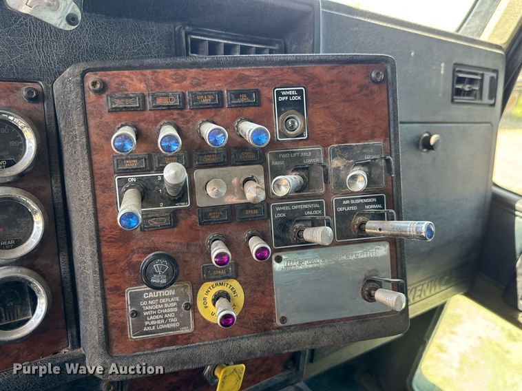 image for item DY0253 1999 Kenworth T800 dump truck