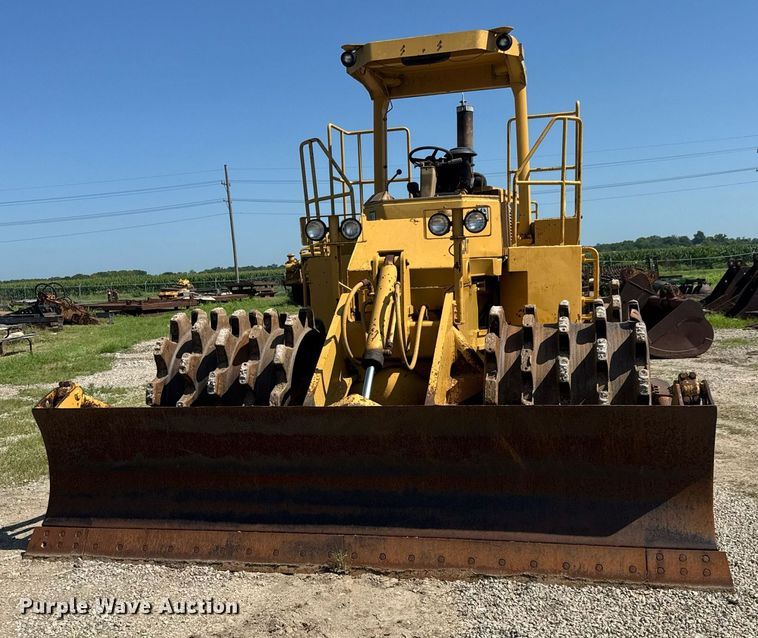 image for item DY0287 1984 Caterpillar 815B soil compactor