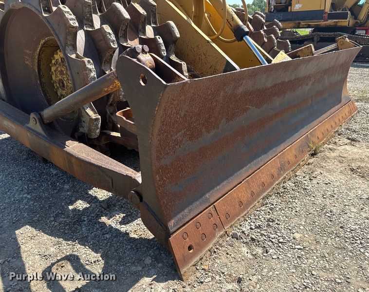 image for item DY0287 1984 Caterpillar 815B soil compactor