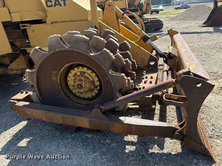 image for item DY0287 1984 Caterpillar 815B soil compactor