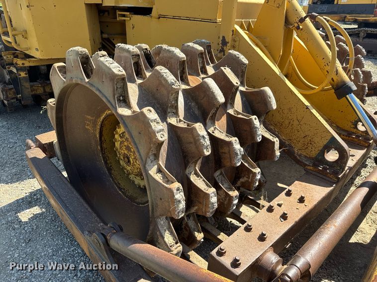 image for item DY0287 1984 Caterpillar 815B soil compactor