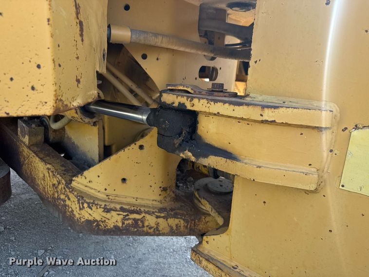 image for item DY0287 1984 Caterpillar 815B soil compactor