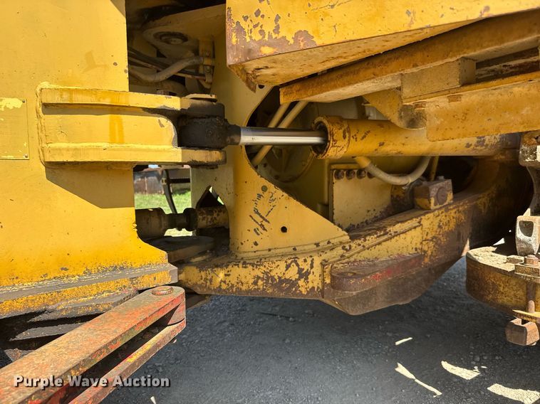 image for item DY0287 1984 Caterpillar 815B soil compactor