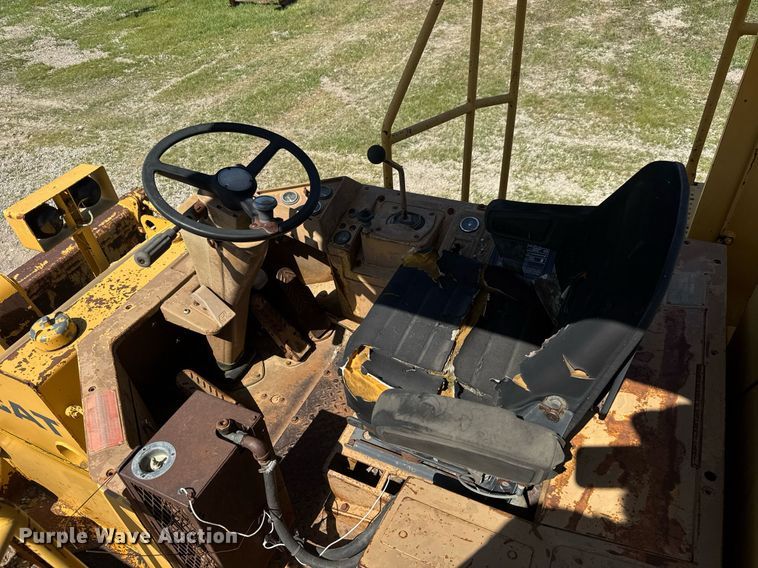 image for item DY0287 1984 Caterpillar 815B soil compactor