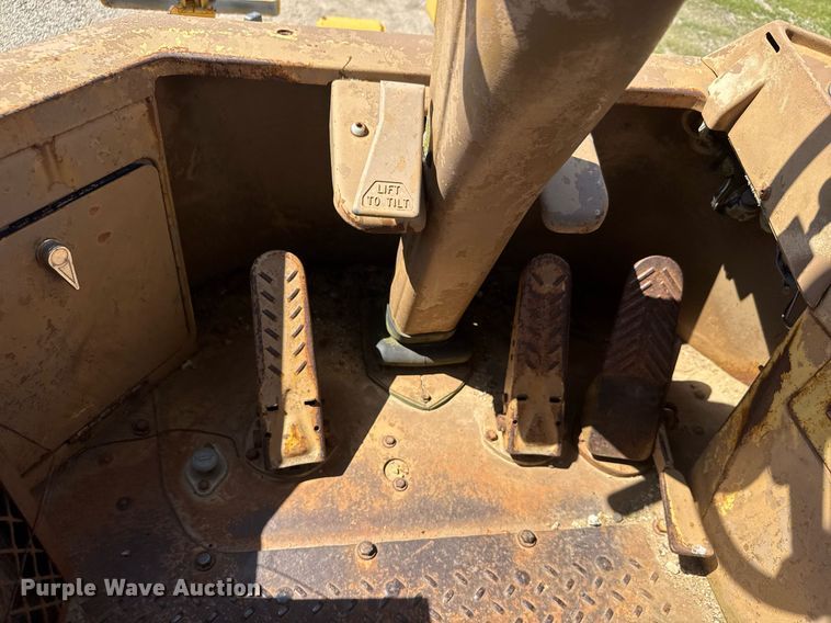 image for item DY0287 1984 Caterpillar 815B soil compactor