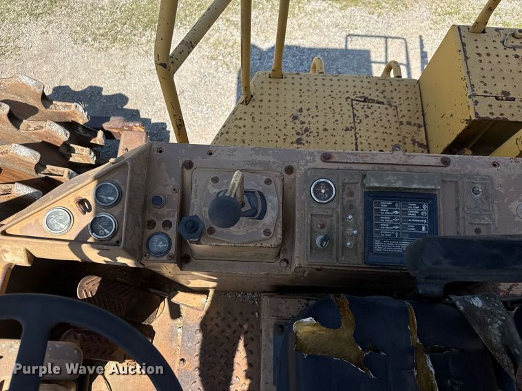 image for item DY0287 1984 Caterpillar 815B soil compactor