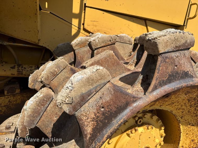 image for item DY0287 1984 Caterpillar 815B soil compactor