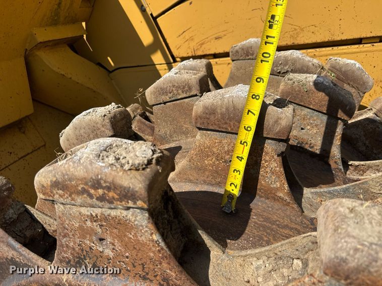 image for item DY0287 1984 Caterpillar 815B soil compactor