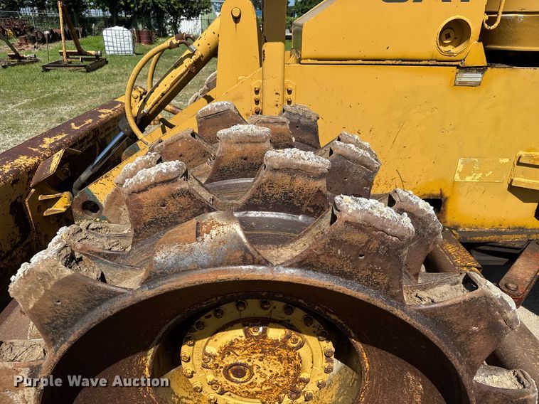 image for item DY0287 1984 Caterpillar 815B soil compactor