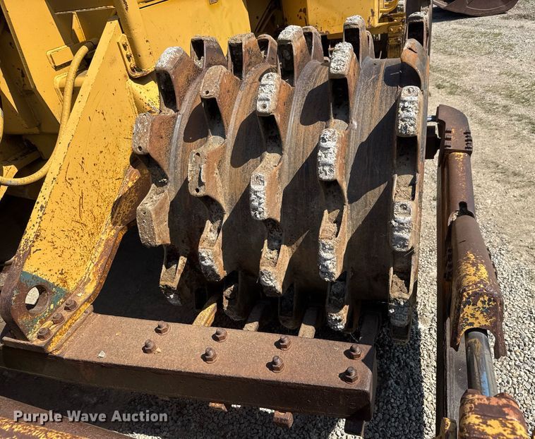 image for item DY0287 1984 Caterpillar 815B soil compactor