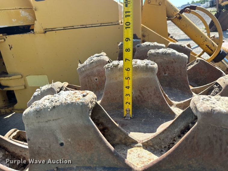 image for item DY0287 1984 Caterpillar 815B soil compactor