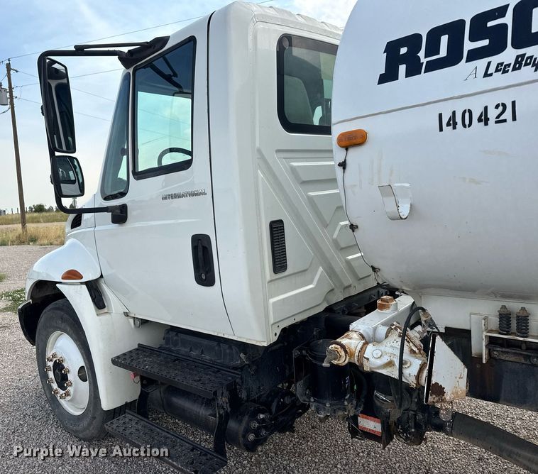 image for item DY0325 2006 International 4300 SBA water truck