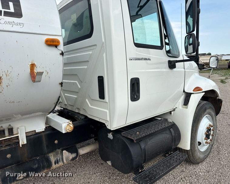 image for item DY0325 2006 International 4300 SBA water truck