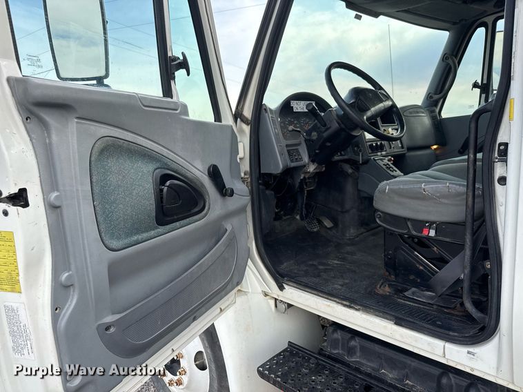 image for item DY0325 2006 International 4300 SBA water truck