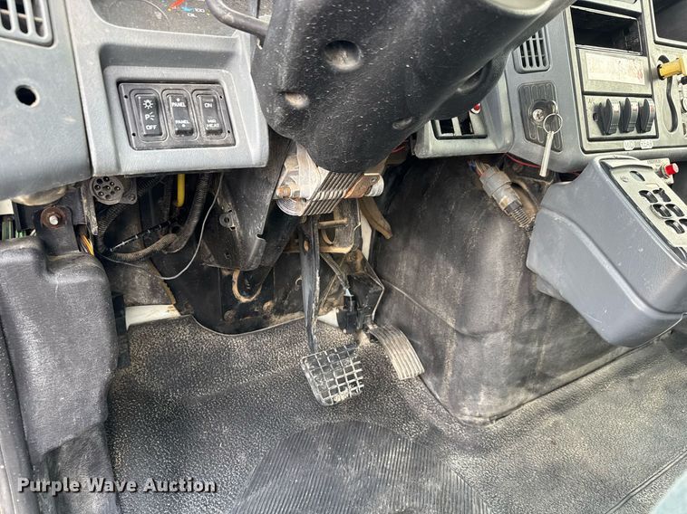 image for item DY0325 2006 International 4300 SBA water truck