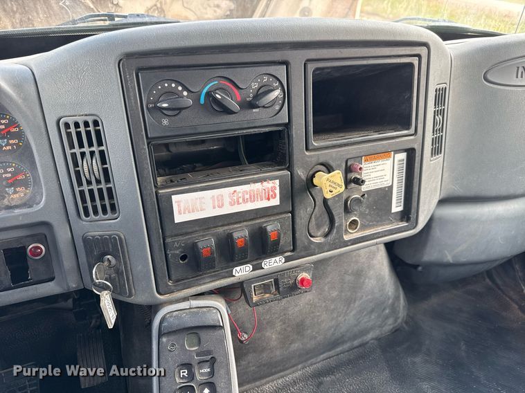 image for item DY0325 2006 International 4300 SBA water truck