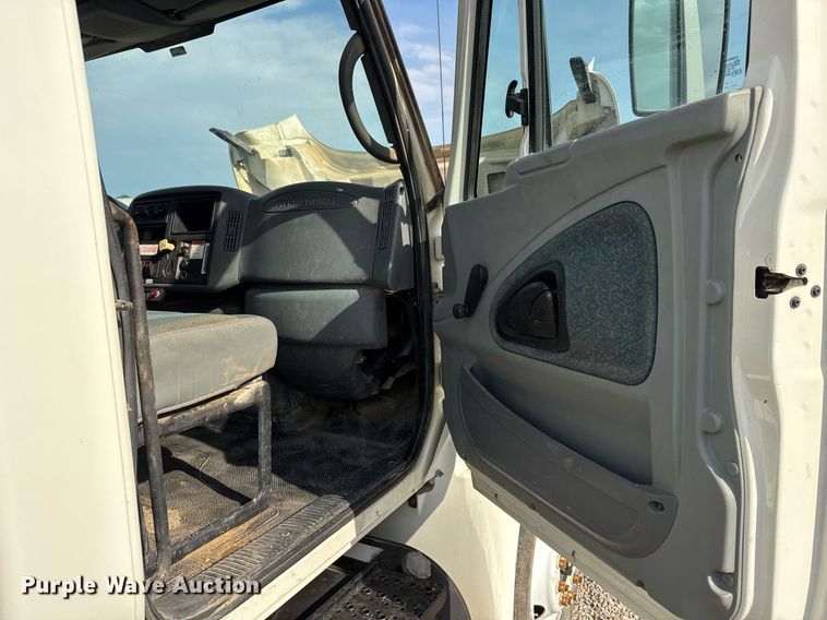 image for item DY0325 2006 International 4300 SBA water truck