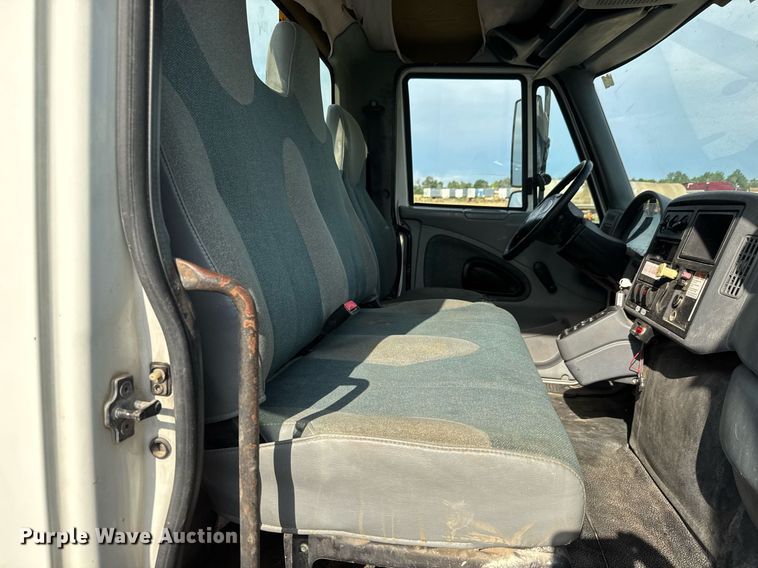 image for item DY0325 2006 International 4300 SBA water truck