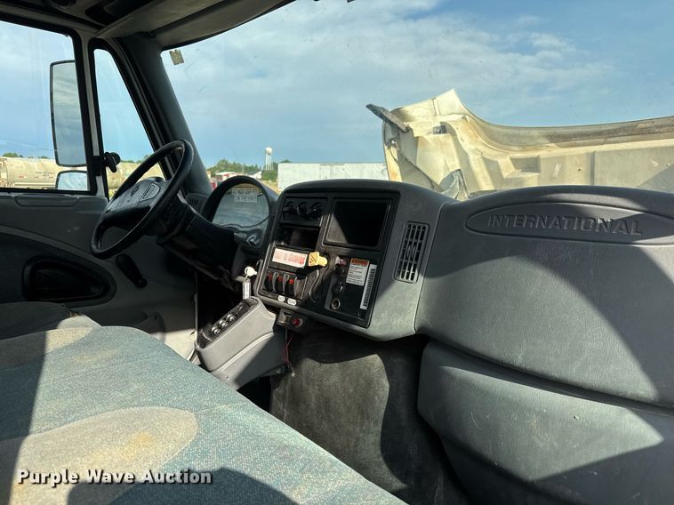 image for item DY0325 2006 International 4300 SBA water truck