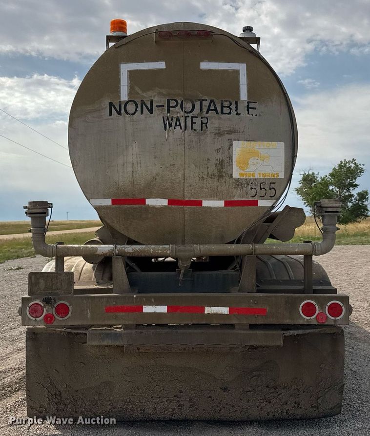 image for item DY0326 1979 Heil water tank trailer