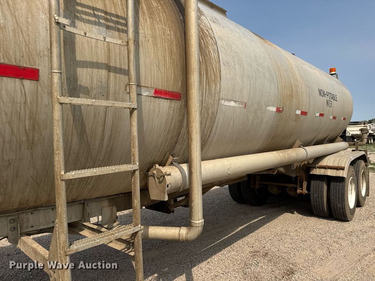 image for item DY0326 1979 Heil water tank trailer